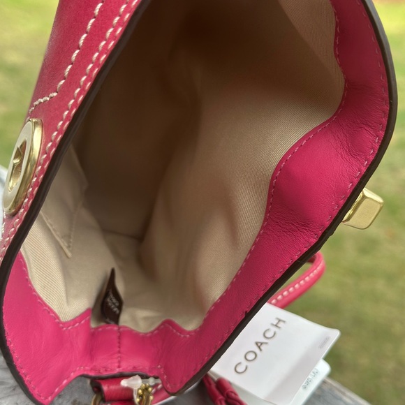 COACH NEW Turnlock Leather Wristlet Magenta in great condition vintage NWT - Picture 6 of 7